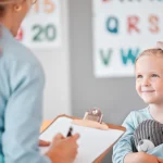 Kind beim Logopäden Lalino Sprachlernapp