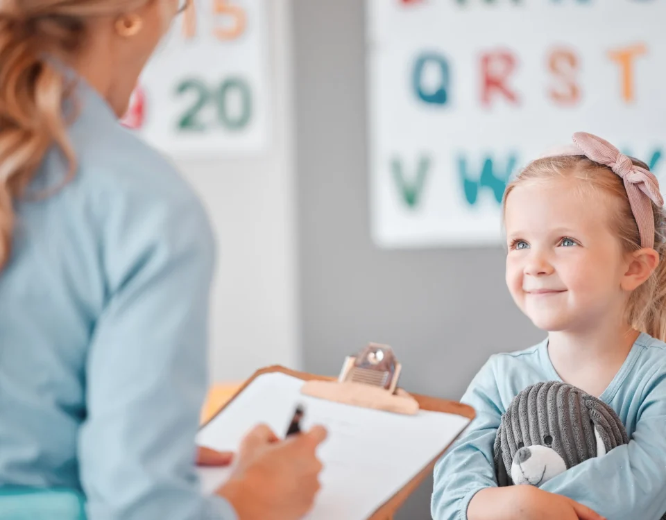 Kind beim Logopäden Lalino Sprachlernapp